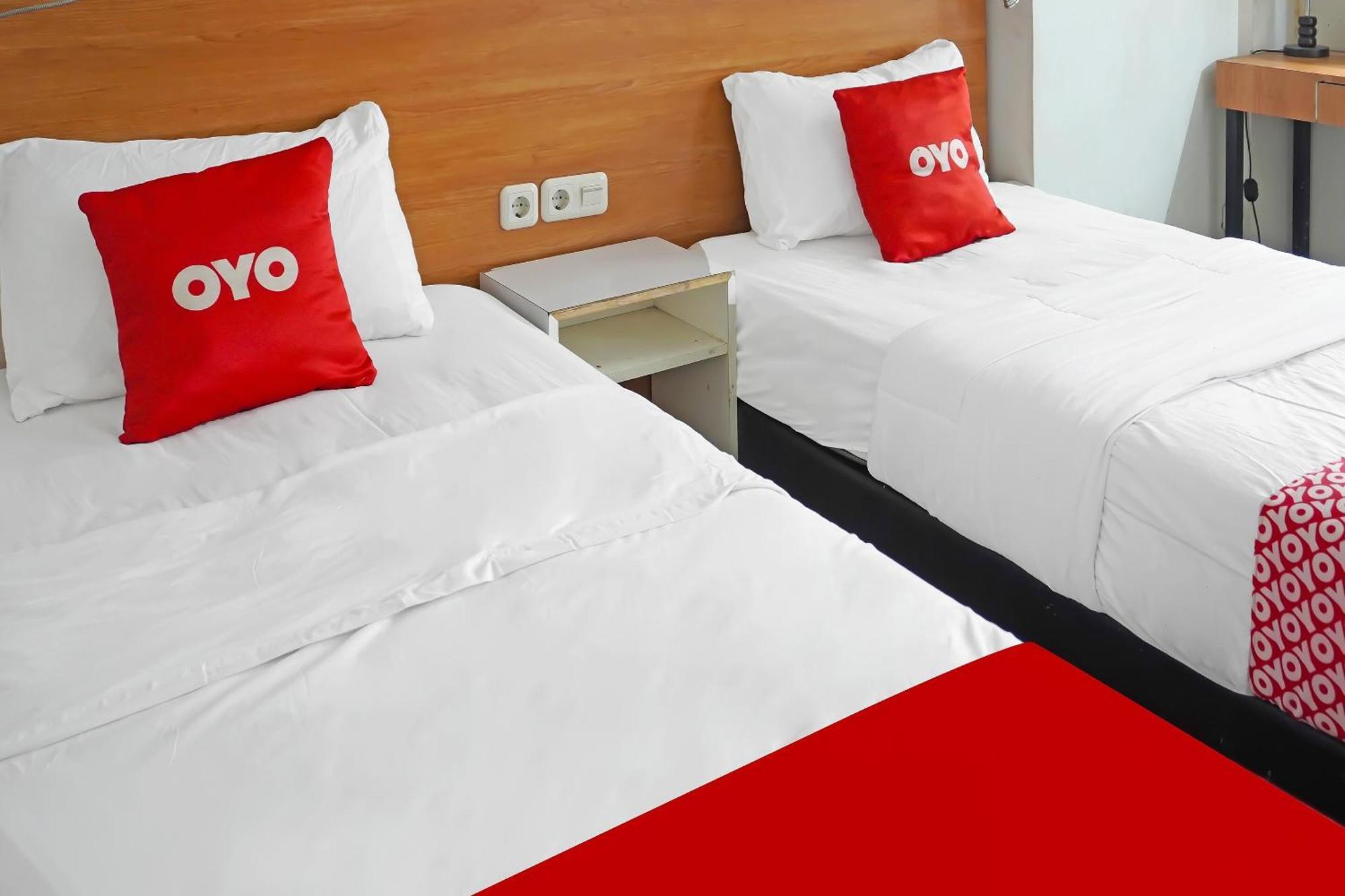 Oyo 90391 Gkitroom Караванг Экстерьер фото